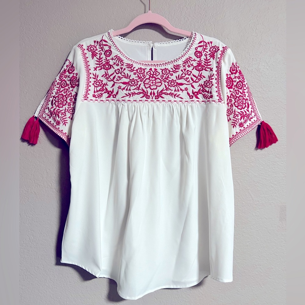 Women’s Boutique Blouse White Flowing With Pink Embroidery Size XL Flowing Soft